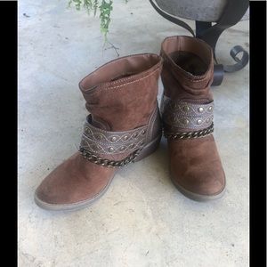 Size 6 Candies ankle boots